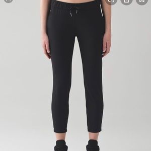 Lululemon On the Fly Sz 10 stretch Black w Pockets